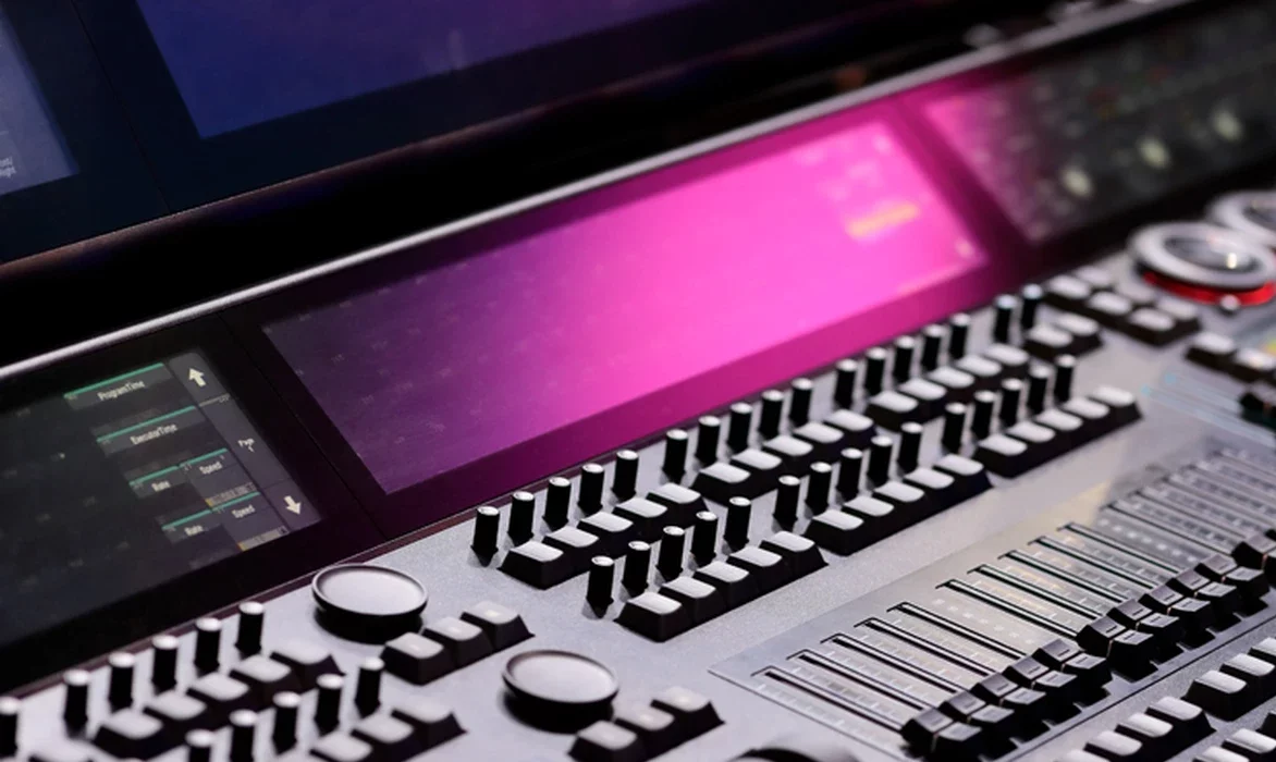 Lighting Technicians’ Choice: Reliable Table Centres & Props for Flawless AV Setups